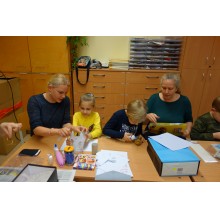 1b klasės bendruomenės renginys „Gaminame žaisliukus ir puošiame eglutę kartu“