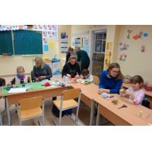 1b klasės bendruomenės renginys „Gaminame žaisliukus ir puošiame eglutę kartu“